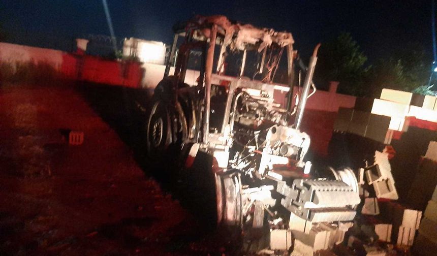 Gece saatlerinde yanmaya başlayan traktör başarılı bir çalışma sonucu söndürüldü.