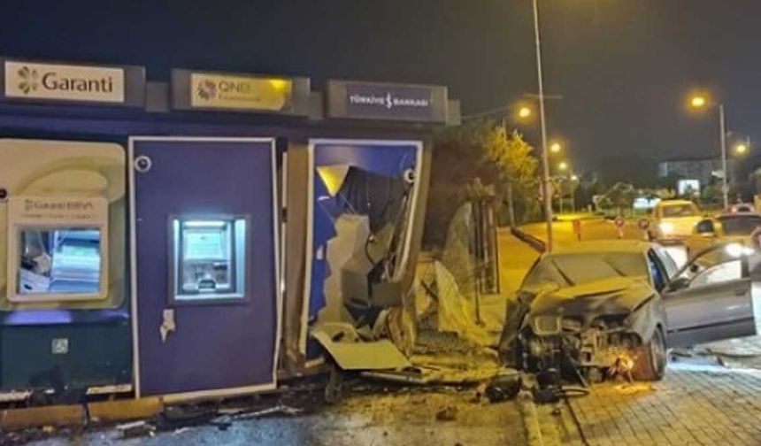 Lüks araçlardan birisi otelin bahçesine diğeri ise karşı yola girerek bankamatiklere çarptı.