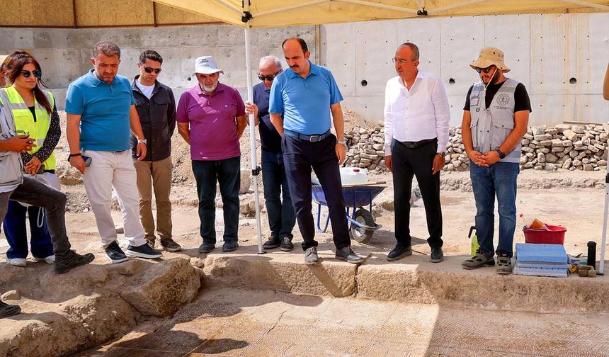 Başkan Altay, yapılan çalışmalarda büyük bir hassasiyet gösterildiğini belirterek, “Çalışmalar sarraf titizliğiyle yürütülüyor. İnşallah Konya’ya, tarihi açıdan önemli bir eser daha kazandırmış olacağız” dedi. Şükran Mahallesi’nde yürütülen kazılar, jeoradar (yeraltı radarı) ile başlatılan yüzey taramaları ile sürüyor.

