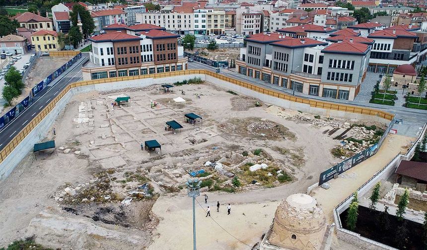 Başkan Altay, Şükran Mahallesi’ndeki dönüşümün sadece fiziksel bir değişiklik olmadığını, aynı zamanda tarihi zenginliklerin de gün yüzüne çıkarılmasını sağladığını belirtti. “Burada bulunan eserler Konya’mız için büyük öneme sahip. Beşinci yüzyıla ait mozaik eserler ve Roma Yolu, Konya merkezinin tarihi açısından önemli bir bulgu oldu” dedi.

