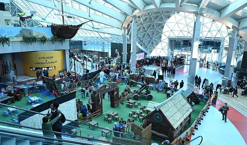 Minik Denizciler ve Vikingler Etkinliği: Masalsı Bir Macera
Bilim Merkezi’nin kartallı alanında gerçekleştirilen Minik Denizciler ve Vikingler Etkinliği, çocuklara denizcilik dünyasını keşfetme şansı tanıyor. Etkinlik kapsamında öğrenciler:
• Denizde yaşayan canlıları maketler aracılığıyla keşfediyor,
• Kendi denizci şapkalarını tasarlıyor,
• Oltayla balık tutma heyecanını yaşıyor,
• Kendi kalkanlarını yaparak Viking dünyasını deneyimliyor.