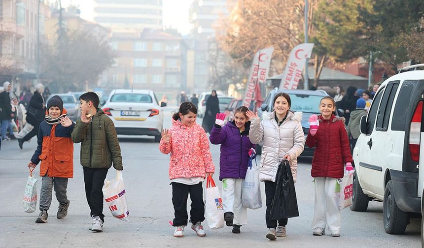 150 Özel Çocuğa Şivlilik Paketi
Başkan Altay, Çölyak ve Fenilketonüri gibi özel beslenme ihtiyaçları olan ve bu sebeple arkadaşlarıyla şivlilik coşkusu yaşayamayan 150 çocuk ve genç için özel şivlilik paketleri hazırlandığını ifade etti. Altay, bu çocuklardan Ecrin Oral’ı evinde ziyaret ederek hediyesini takdim etti.