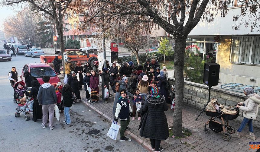 “Bugün Sokaklar Cıvıl Cıvıl”
Farklı mahallelerde çocuklarla bir araya gelen Başkan Altay, sokakların cıvıl cıvıl olduğunu belirterek, “Konyalılar geleneği yaşatmak için büyük gayret gösteriyor. Çocuklarımızın coşkusu ve sokakları dolduran neşesi Konya’nın güzelliklerinden biri” dedi. Altay, Konyalıları trafikte dikkatli olmaya davet etti.