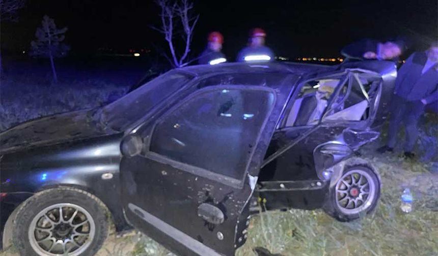 Ekipler, kaza alanında yaptıkları ilk müdahalede, bir kişinin araç içinde sıkışarak yaşamını yitirdiğini tespit etti.