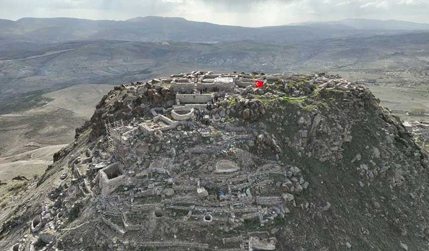 Gevale Kalesi, binlerce yıl boyunca Helenistik, Roma, Bizans, Selçuklu, Karamanoğulları ve Osmanlı medeniyetlerine ev sahipliği yapmış önemli bir yapı olarak göze çarpıyor.