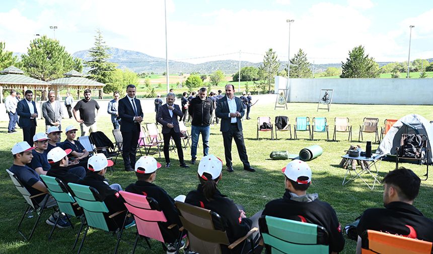 Altay, “Gençlerimiz için şehrimizin en güzel alanlarını değerlendirdik. Bilgehaneler, Gençlik Merkezleri, Medeniyet Akademileri ve kütüphanelerle onların yanında olmaya devam ediyoruz.