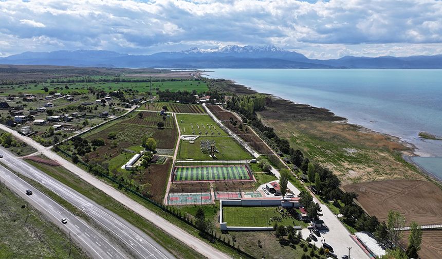Ziyaret sırasında öğrencilerle sohbet eden Başkan Altay, gençlerin her alanda desteklenmesi gerektiğini vurguladı.