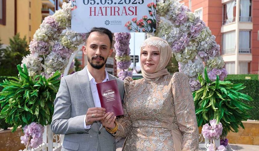 Meram Belediye Başkanı Mustafa Kavuş da bu özel günde çiftleri yalnız bırakmadı. Bazı çiftlerin nikahını bizzat kıyan Başkan Kavuş, tüm evlenenlere ömür boyu mutluluk diledi. Ailenin, bir milletin geleceği olduğuna dikkat çeken Kavuş, “Aile kurmak sadece iki kişilik bir yolculuk değil, aynı zamanda toplumun temel direğidir. Bugün burada atılan her imza, geleceğe umutla atılan bir adımdır” dedi.