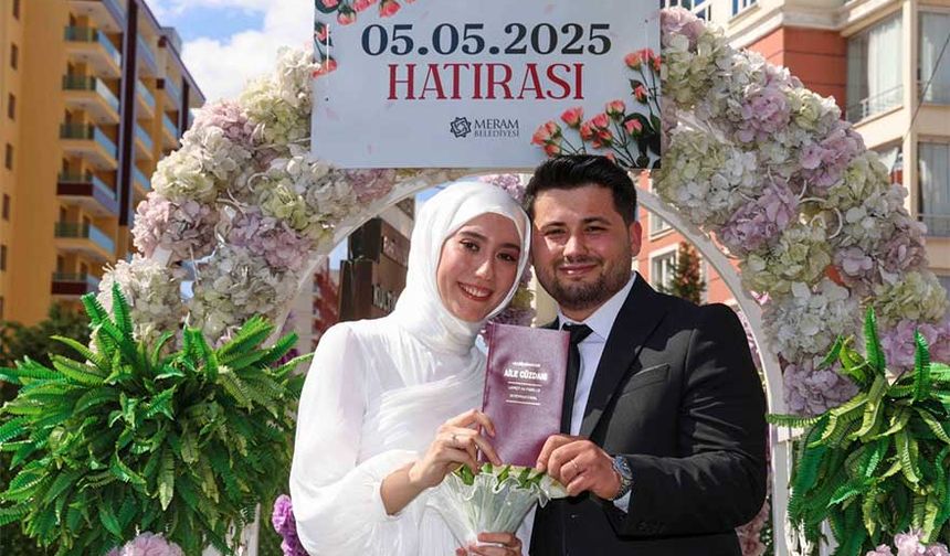 Başkan Kavuş, yılın ilk beş ayında toplam 800 evlilik başvurusu alındığını belirterek, sıradaki anlamlı tarih olan 25.05.2025 için şimdiden 47 çiftin başvurduğunu duyurdu. Gençlerin nikahlarında yer almaktan büyük mutluluk duyduğunu ifade eden Kavuş, bu özel günde çiftlerle aynı karede olmaktan gurur duyduğunu söyledi.