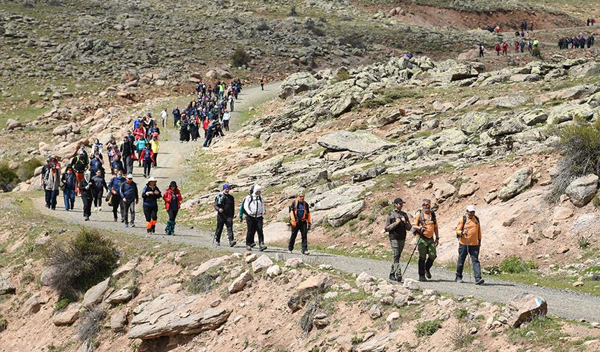 Alaeddin Keykubad’ın izinden yürüyüş başlıyor. Kralların at sürdüğü taş döşeli yollarda artık trekking ayakkabıları var.