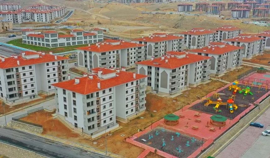 TOKİ’nin satışa çıkardığı gayrimenkuller arasında konutlar ve iş yerleri bulunuyor. Konutlar için yüzde 25 peşinat ve 72 ay vade, iş yerleri için ise yüzde 15 peşinat ve 60 ay vade imkânı sunulacak. Bazı lotlarda ise vade süresi 120 aya kadar uzayabilecek.