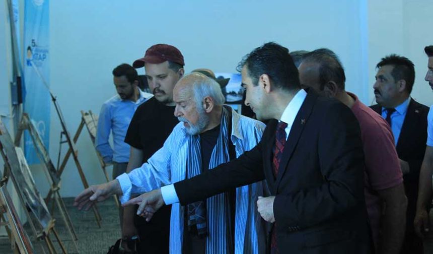 Karaman Sokak Sokak, Kâre Kâre
Barış Kerim Cesur ve İlyas Göçmen, Karaman’ın dört bir yanını adım adım gezerek; tarihi yapıları, pazarları ve doğal güzellikleri objektiflerine taşıdı. Vatandaşların yoğun ilgisiyle karşılanan ikili, şehrin samimiyetini fotoğraflara da yansıttı.
