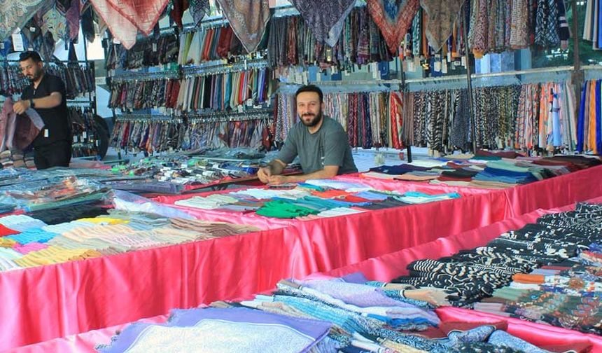 İlyas Göçmen: “Benim Kökenim Karaman”
Fotoğraf sanatının duayen isimlerinden İlyas Göçmen, Karaman ile olan bağını şu sözlerle ifade etti:

“Benim kökenim Karaman. Geçtiğimiz yıl ilk kez geldiğimde 'nerede ne yakalayabilirim' diye çok düşündüm. Ama Karaman'ı gezdikçe anladım ki bu şehir bir günde gezilmez. 1-2 hafta gerekir. Bu yıl yeniden davet edilmekten büyük mutluluk duydum. Sergide yer alan 45 karede Barış’ın da eserleri yer alıyor. Bu şehirdeki insanların sıcaklığı ise kelimelerle tarif edilemez. 20-30 yıllık dost gibi karşılandık. Belediye Başkanımız Savaş Kalaycı ve Başkan Yardımcısı Eyüp Hüsamettin Aslan’a sonsuz teşekkürler.”