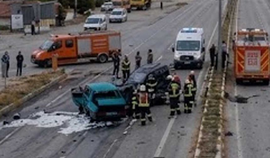 KONYA'DA FECİ KAZA! OTOMOBİL İKİYE BÖLÜNDÜ