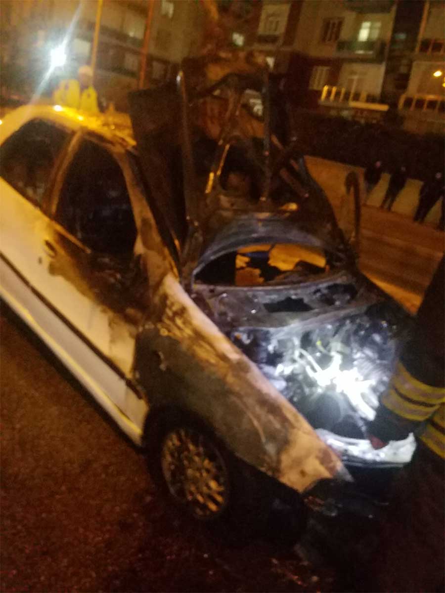 Konya'da yine araç yangını! Cadde köpükle doldu