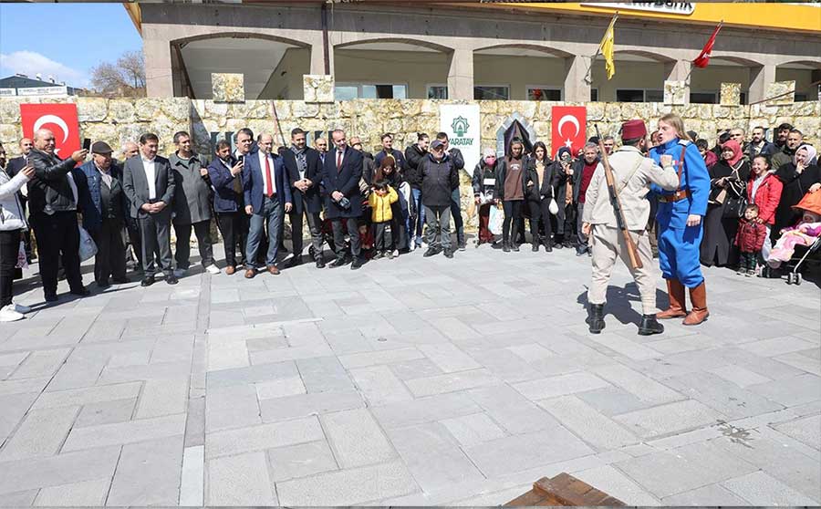 Hükümet Meydanı’nda, bin 100 metrekarelik alana içerisi panoramik olarak tasarlanan tarihi kalede gerçekleştirilen programa Konyalılar büyük ilgi gösterdi. 