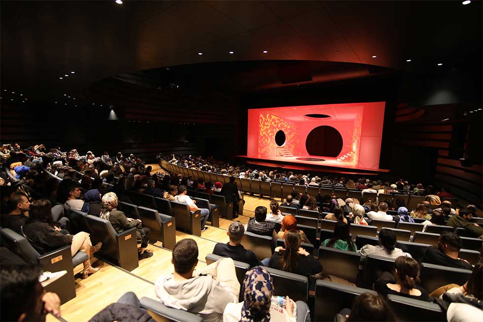 Konya Şehir Tiyatrosu "Barsisa" dedi salon doldu taştı